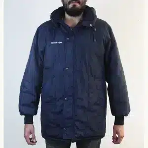 Chamarra 3/4 con capucha desmontable. MODELO 26009