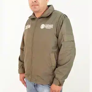 Chamarra con mangas desmontables y bolsa de parche. Modelo 28079